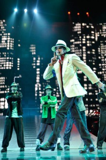 Escena de "This Is It" con Michael Jackson y su atuendo de "Smooth Criminal"